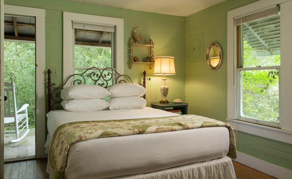 Blisswood Bed And Breakfast Ranch Cat Spring Extérieur photo