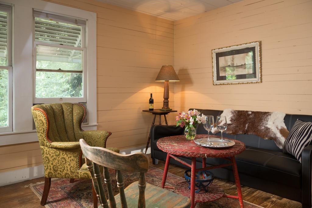 Blisswood Bed And Breakfast Ranch Cat Spring Extérieur photo